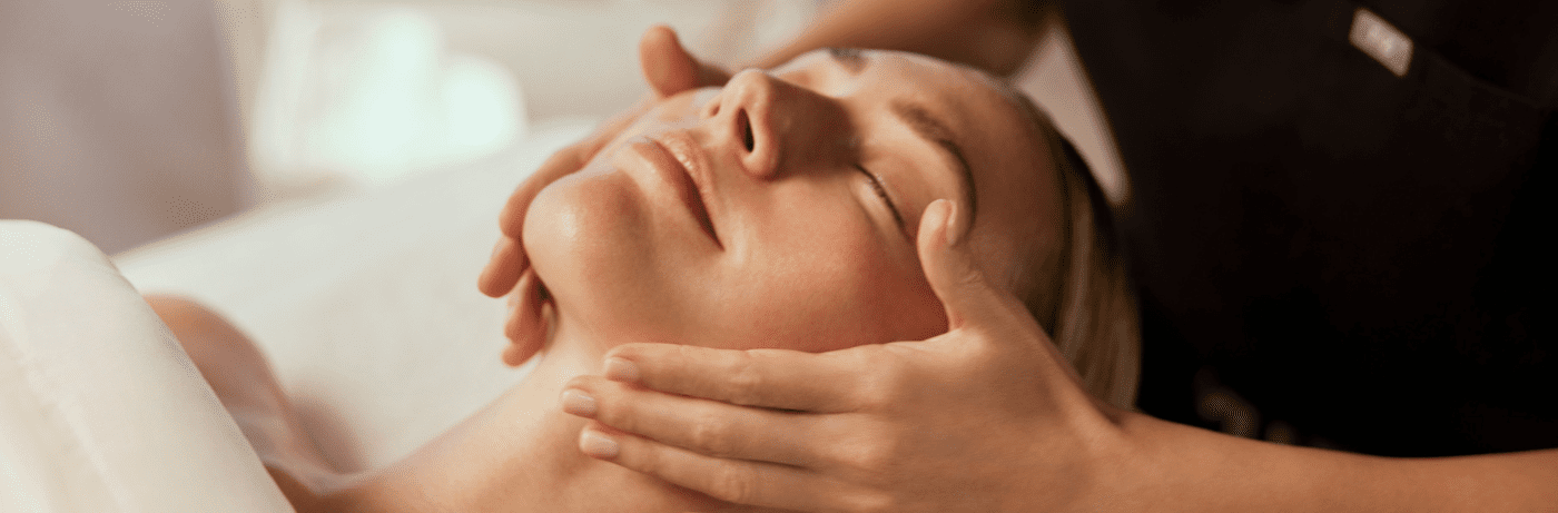 Henkilölle tehdään yksilöllisesti suunniteltua kasvohoitoa